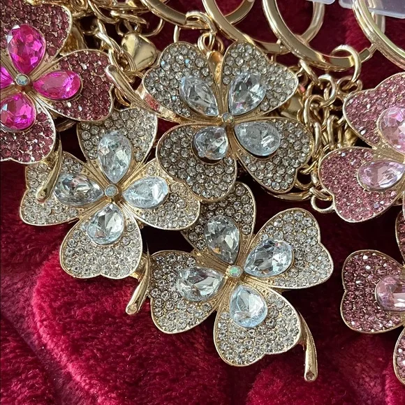 Sparkling Flower Keychains - Picture 3 of 5